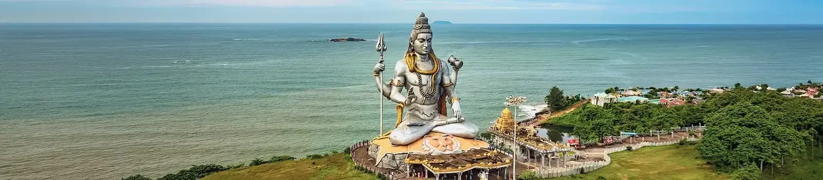 Murudeshwar Shiva statue overlooking the Arabian Sea, a coastal stop on Karnataka group tours