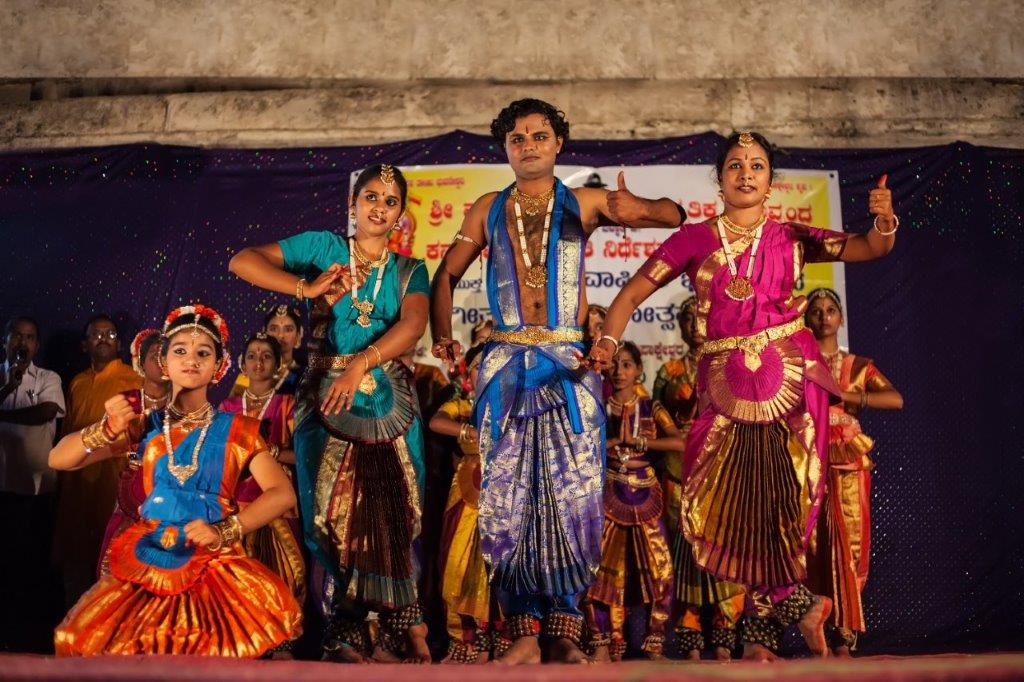 This image has an empty alt attribute; its file name is Hampi-dance-festival-2.jpg