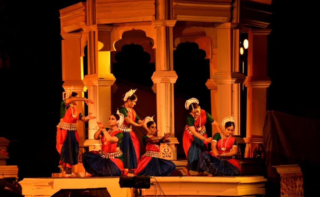 This image has an empty alt attribute; its file name is Khajuraho-dance-festival-2.jpg