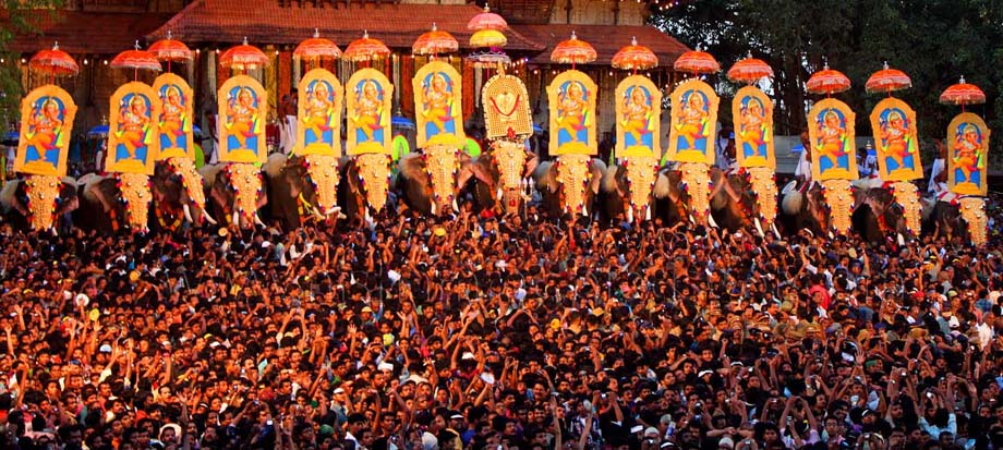 This image has an empty alt attribute; its file name is thrissur-pooram-1.jpg