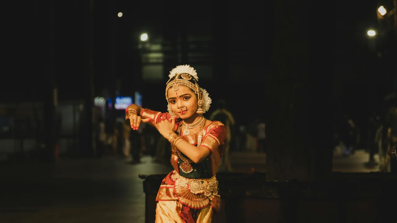 Sathir 10000 Bharatanatyam dancers performing in Chennai