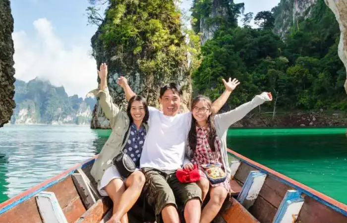 Travelling People and Travel Insurance Pic