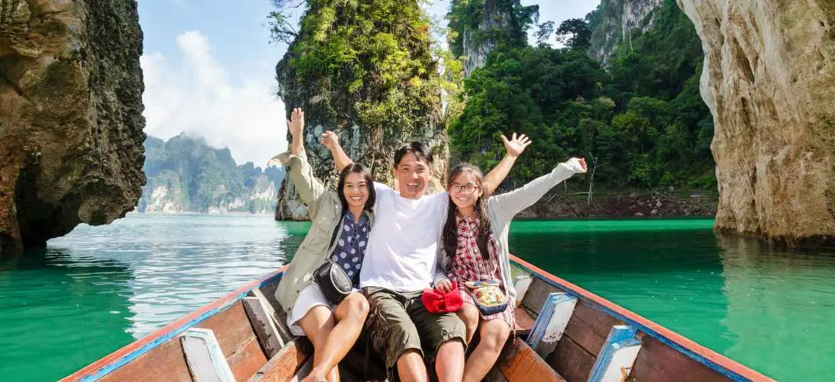 Travelling People and Travel Insurance Pic