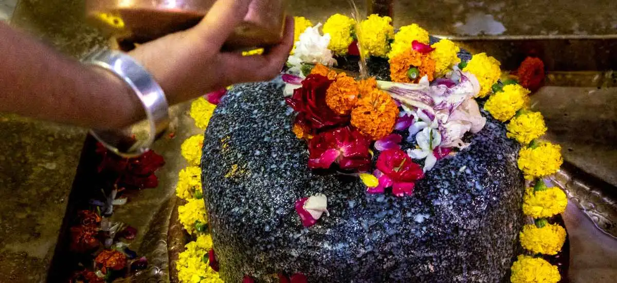 People Worshiping the shiva linga